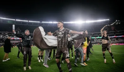 Jugadores de Platense celebran en el estadio de River su paso a las semifinales. 