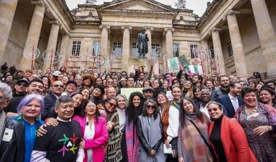 Ministra junto a colectivos culturales en la radicación del proyecto.