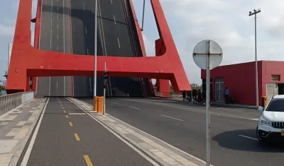Puente batiente en Avenida del Río.