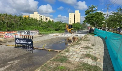 Máquinas en terreno adelantando las reparaciones. 