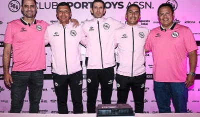 Arturo Reyes, César Poveda y Percy Moncada con los dirigentes del Sport Boys. 