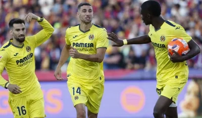 Santi Comesaña (centro) celebra el segundo gol del Villarreal ante el Barcelona. 