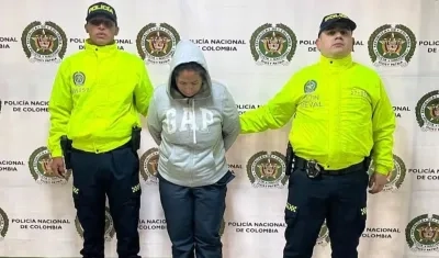 Autoridades junto a Yuranis Paola Miranda Duarte.