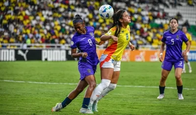 La colombiana Valentina García disputa la pelota con una rival ecuatoriana. 