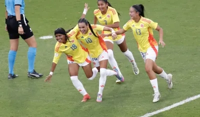 Maura Henao (18) celebra su gol con Ella Grace Martínez (10), Isabella Amado (13) y María Baldovino (7). 