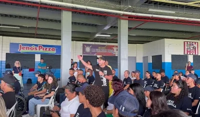 El alcalde Alejandro Char explicando los beneficios a los aspirantes a ser parte del Team Barranquilla 2025.