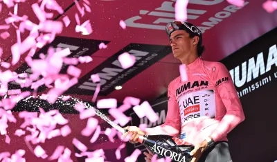 El mexicano Isaac Del Toro con la 'maglia rosa' en el podio tras cumplirse la novena etapa. 