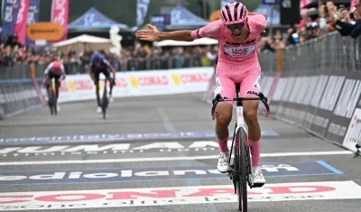 Isaac Del Toro cruza la meta por delante de Romain Bardet y Richard Carapaz.