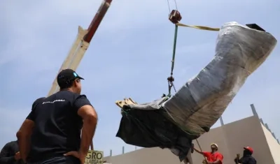 Alcalde Char durante la supervisión de la instalación de la estatua.