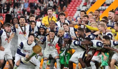 Los jugadores del Tottenham con el trofeo de campeones de la Liga Europa. 