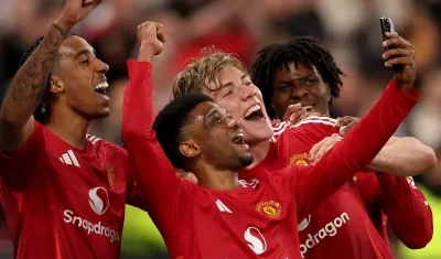 Rasmus Hojlund celebra con una selfie el tercer gol del Manchester United con Leny Yoro, Amad Diallo y Patrick Dorgu.