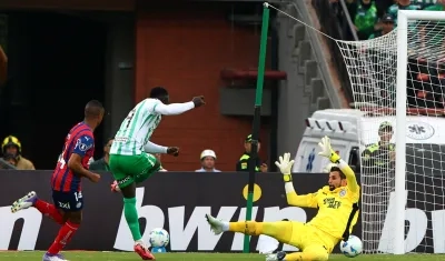 Kevin Viveros, autor del gol de Nacional, remata al arco de Bahía. 
