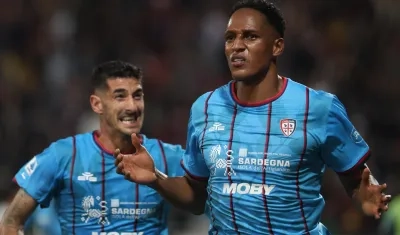 Yerry Mina celebra tras abrir el marcador para el Cagliari.  