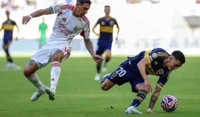 Ángel Di María y el volante de Boca Juniors, Alan Velasco.