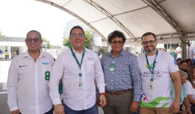 Secretario de Cultura y Patrimonio, Juan Carlos Ospino, el gerente general de Monómeros, Iván Sánchez y funcionarios de la fundación. 