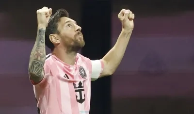 Lionel Messi celebrando su gol al Porto.