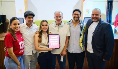 Secretaria de Cultura y Patrimonio, Verónica Cantillo, representantes y el gobernador Eduardo Verano durante la firma. 