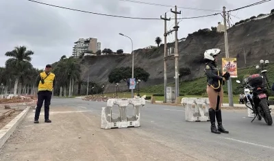 Integrantes de equipos de seguridad cierran la avenida Costa Verde por derrumbes en el acantilado. 