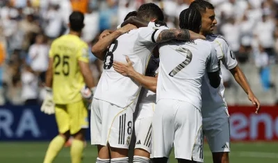 Jugadores del Real Madrid celebrando uno de sus goles en el partido.
