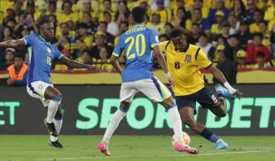 Willian Pacho, de Ecuador, disputa un balón con Vinicius y Estevao.