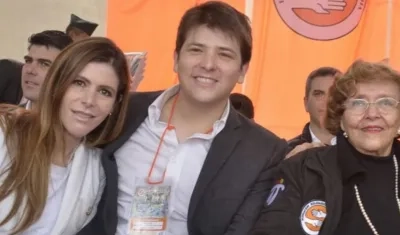 Miguel Uribe con su abuela Nydia Quintero. 