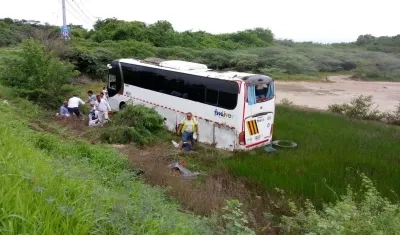 Bus accidentado en la vía al corregimiento de Barú.