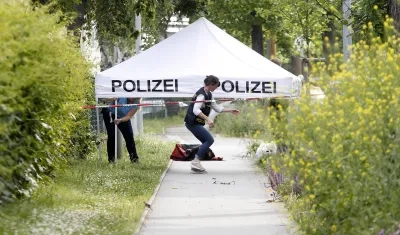 Agentes de policía en el instituto Dreierschutzengass, en Graz.