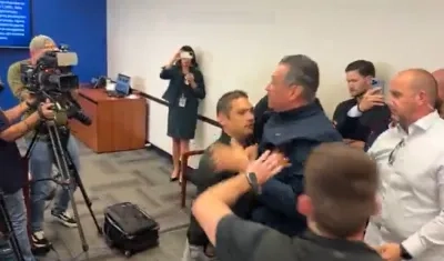 Momento en el que retiran al senador Alex Padilla.