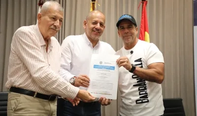 Alcalde Char y directivos de Mercosur durante la firma del convenio.