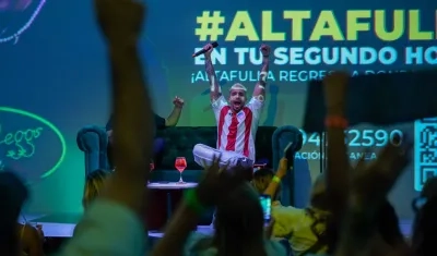 Altafulla alzando los brazos junto a sus seguidores.