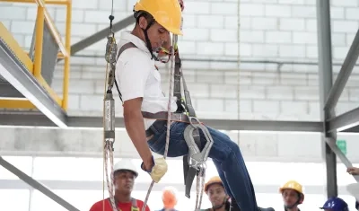 Aprendices Trabajo Seguro en Alturas en Sena Atlántico.