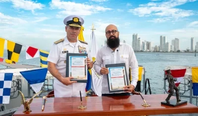 El almirante Juan Ricardo Rozo, comandante Armada, y Carlos Carrillo, director UNGRD.