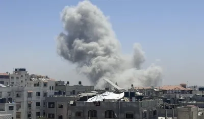 Humo saliendo de infraestructuras en Gaza tras un ataque israelí. 