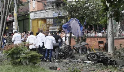 Peritos forenses en los alrededores de la estación de policía al sur de Cali.