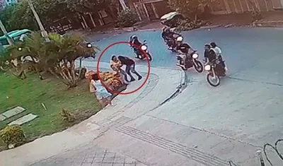Momento en que la mujer fue asaltada por varios delincuentes el pasado martes. 