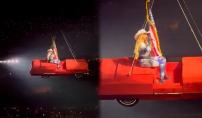 Beyonce en el Cadillac rojo durante su concierto, en Houston.