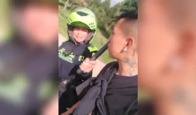 Erika Judith Pérez Romero agredió con el arma de dotación bastón tonfa a Juan Sebastián Nova.