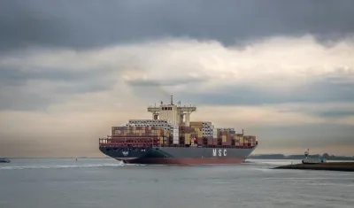 Buque mercante transportando contenedores. 