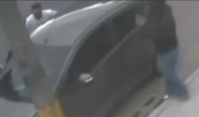 Carro Spark en que supuestamente se transportaron quienes participaron en el atentado.