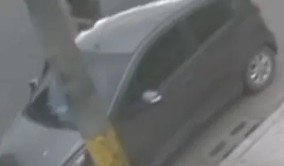 Menor subiéndose al Chevrolet Spark gris.