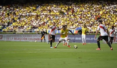 Jhon Durán en el partido contra Perú.