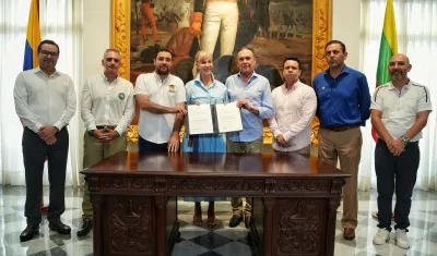 Efraín Cepeda junto a varios gobernadore,s en Cartagena. 