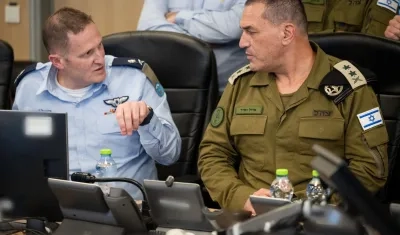 El jefe del Estado Mayor del Ejército israelí, Eyal Zamir (derecha).