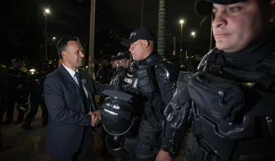 El Ministro Pedro Sánchez saludando a personal de la Unidad de Diálogo y Mantenimiento del Orden - UNDMO