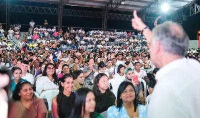 El gobernador con estudiantes beneficiarios de becas en la IUB