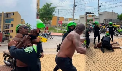 Jamerson Rentería Mena en medio del procedimiento policial. 