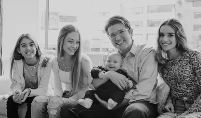 Miguel Uribe y sus hijos. 