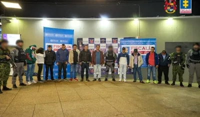 Los capturados junto a las autoridades.