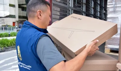 Funcionario de la UNGRD con una antena de Starlink.