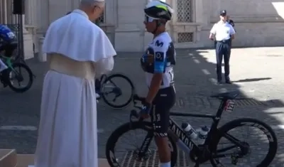 Nairo Quintana saludando al Papa León XIV en la etapa 21 del Giro de Italia.